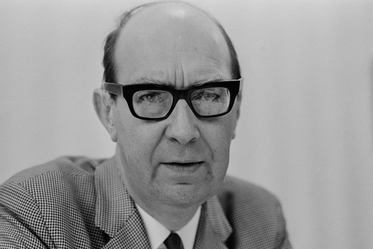 El poeta Philip Larkin, en 1973