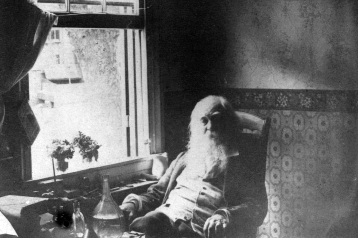 El poeta Walt Whitman en un retrato de 1887