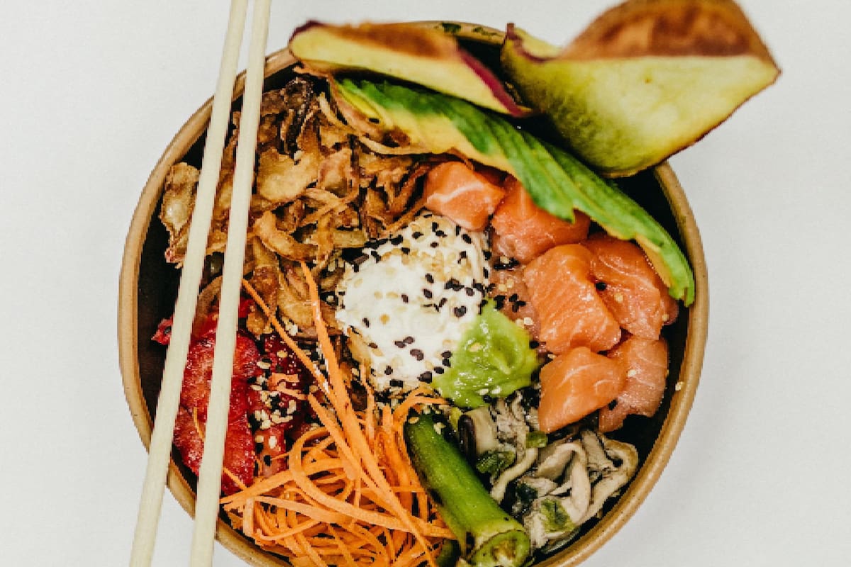 El poke bowl es una buena opción para comer varios grupos de alimentos