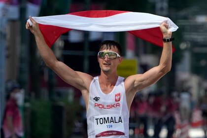 El polaco Dawid Tomala celebra después de ganar los 50km de marcha, el viernes 6 de agosto de 2021, en Sapporo, Japón. (AP Foto/Eugene Hoshiko)