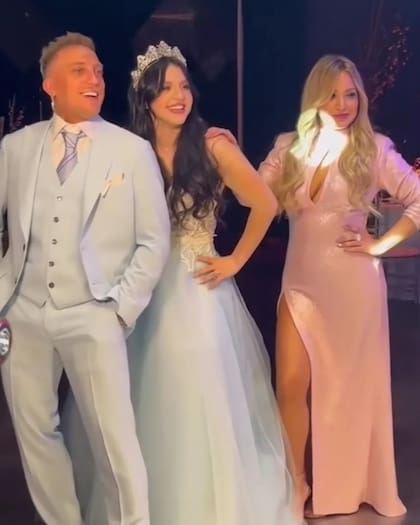 El Polaco, Karina y Sol, la hija de ambos, en plena celebración de sus 15 (Foto: Captura de video)