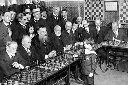 El polaco Samuel Reshevsky, nacido en 1911 y luego nacionalizado estadounidense, ofrecía partidas simultáneas antes de cumplir diez años; fue el primer prodigio del siglo XX, pero no llegó a ser campeón mundial.