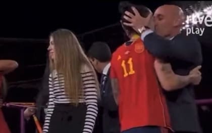 El polémico beso de Luis Rubiales, el presidente de la RFEF, con la jugadora Jenni Hermoso