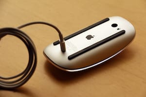 El polémico diseño del sistema de carga del Magic Mouse, que impide usarlo mientras la batería recibe energía, a diferencia de otros dispositivos similares