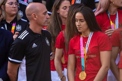 El polémico presidente de la Real Federación Española de Fútbol, Luis Rubiales, junto a las campeonas mundiales de fútbol, con quienes tuvo un comportamiento inadecuado; ahora lo acusan de corrupción.