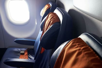 El polémico truco que usa un pasajero para que nadie se le siente al lado en el avión