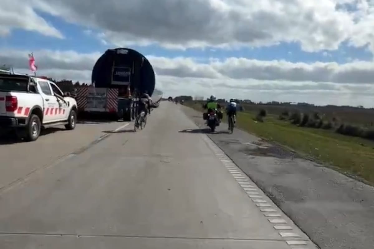 El policía aceleró y embistió por atrás al ciclista