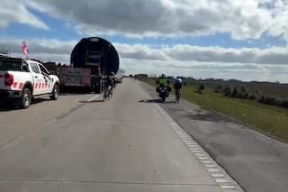 Un policía embistió con su moto a un ciclista en la Ruta 6 y lo abandonó