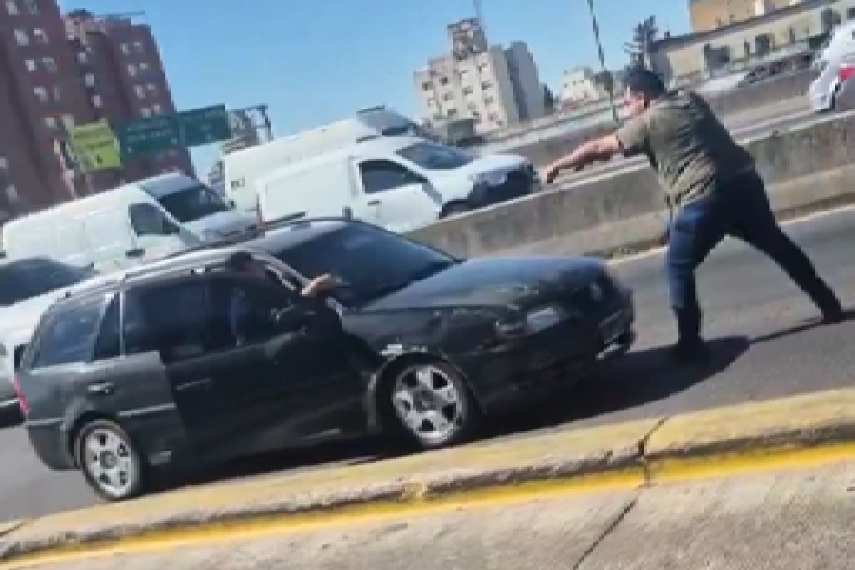 El policía apuntó con un arma a los conductores del auto