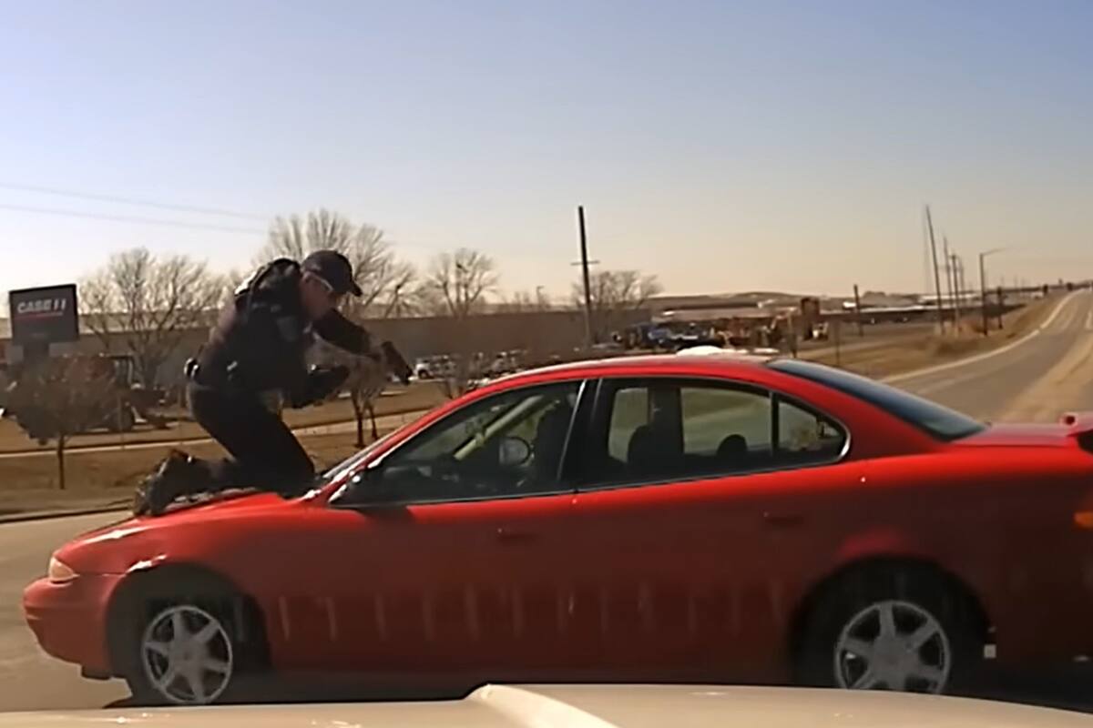 El policía cayó del automóvil y sufrió una fractura de espalda, de la cual tardó un año en recuperarse