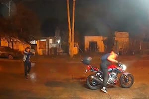 El policía, de civil, mató al delincuente y la secuencia fue registrada en una cámara de seguridad municipal, en Moreno