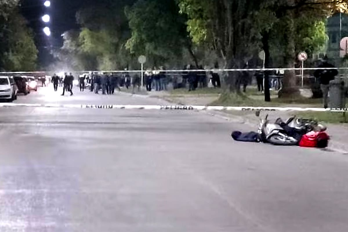 El policía efectuó entre 12 y 14 disparos en plena vía pública, situación que derivó en la muerte de dos sospechosos y de un joven corredor