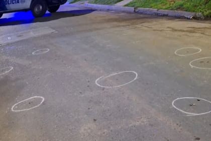 El policía entregó el vehículo y luego se enfrentó con los dos delincuentes