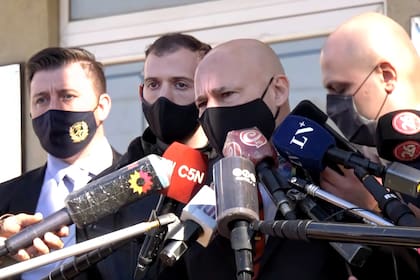 El policía Facundo Amendolara y su abogado Fernando Soto en la sede fiscal de Zárate-Campana