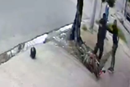 El policía logró reducir al delincuente luego de darle un cabezazo.