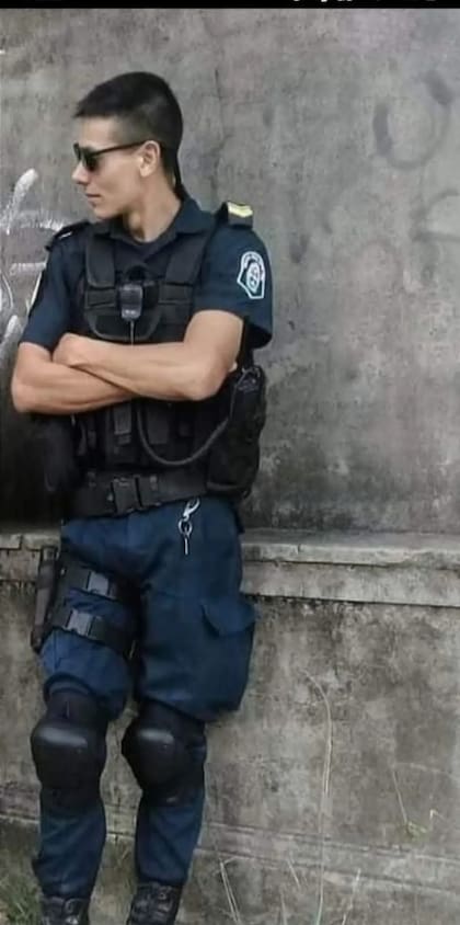 El policía permanece internado en grave estado