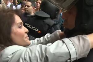 El policía pide que se identifique a al mujer y que se libre una restricción de acercamiento en su contra