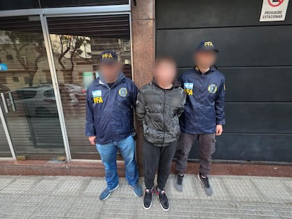 El policía que quedó detenido tras el enfrentamiento.