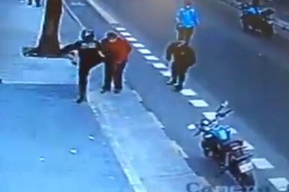 El policía reconoció que es el que le pegó la patada al hombre que luego murió