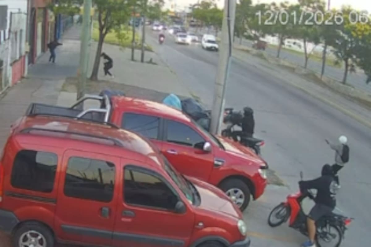 El policía resistió el asalto de cuatro motochorros y terminó baleando a uno