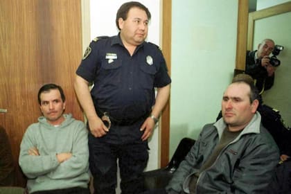 El policía Ricardo Anselmini (derecha), beneficiado con salidas transitorias, junto con su colega Oscar Echenique, ambos condenados a prisión perpetua por el femicidio de Natalia Melmann en Miramar