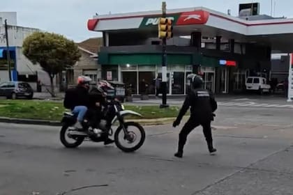 El policía se tiró encima de la moto para detenerla en plena intersección de las avenidas Libertad y Juan Héctor Jara