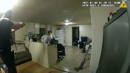 El policía Sean Grayson le apunta a Sonya Massey, quien había llamado al 911 para pedir ayuda, en la casa de Massey en Springfield, Illinois, el 6 de julio del 2024. (Policía Estatal de Illinois via AP)