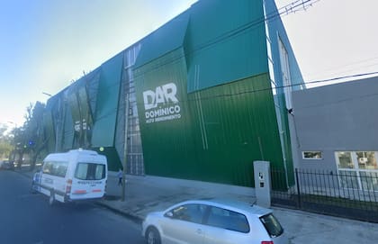 El Polideportivo José María Gática se encuentra en Villa Domínico