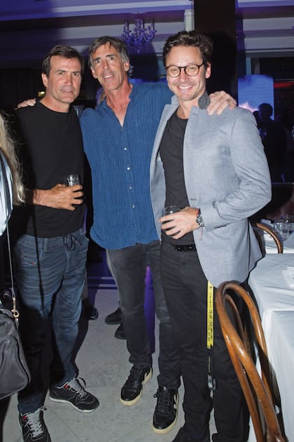El polista Jaime García Huidobro y el actor Benjamín Vicuña, gran aficionado de este deporte, charlan distendidos con Cambiaso.