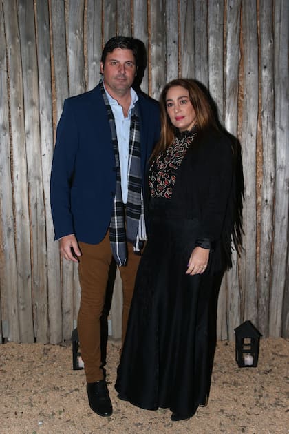El polista Mariano "Nito" Uranga y la actriz Sol Estevanez, con un modelo de Zadig & Voltaire