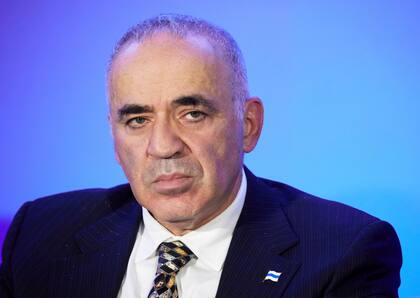 El político y cofundador del Foro Rusia Libre, Garry Kasparov, asiste a una sesión pública del "Foro Rusia Libre" el 1 de diciembre de 2022 en Vilna, Lituania. El "Foro Rusia Libre" fue organizado en 2016 por figuras de la oposición que promueven la democracia, la libertad y los derechos humanos en Rusia.