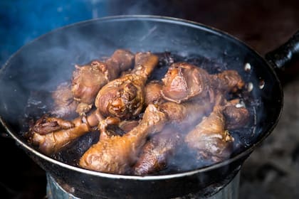 El pollo a la bebida cola es una receta muy versátil (Foto Pexels)