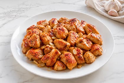 El pollo al ajillo forma parte de la memoria culinaria de España. Aunque es una receta tradicional de la gastronomía española, el plato tiene muchos fanáticos en Argentina