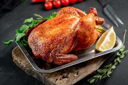 El pollo al horno se seca antes de condimentar y se cocina con piel