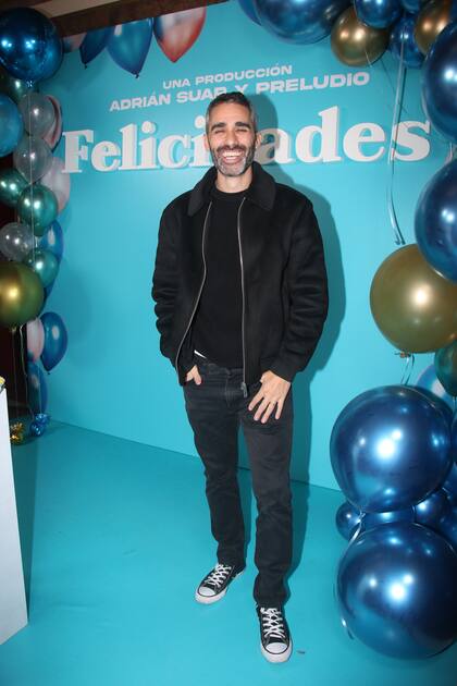 El "Pollo" Álvarez posó rodeado por los globos que daban la bienvenida a los invitados.