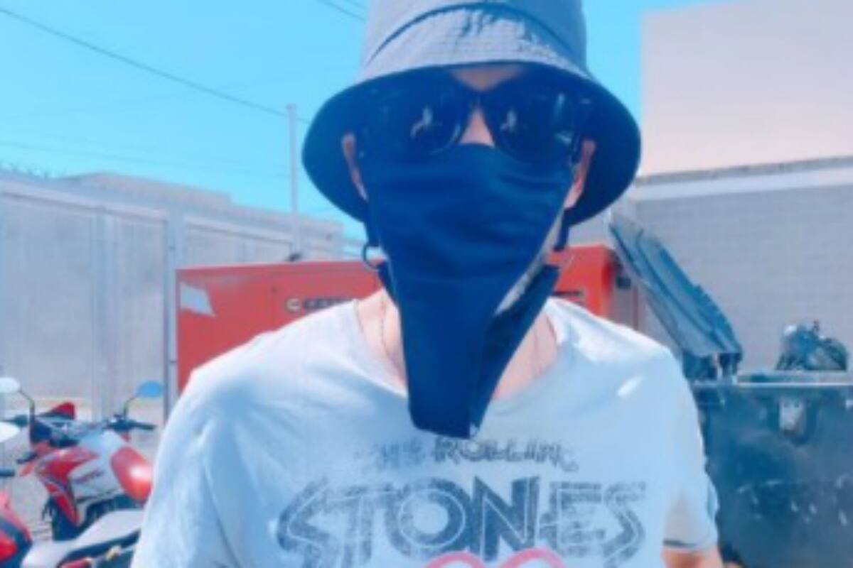 El Pollo Álvarez usó la parte superior de la bikini de su esposa como tapabocas