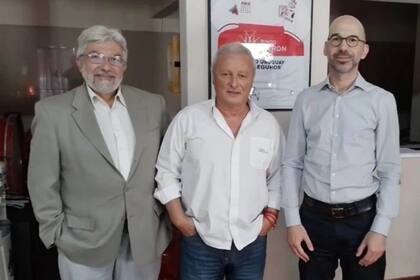 El Pollo Sobrero, flanqueado por los embajadores europeos