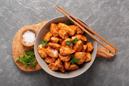 El pollo tiene mil formas de preparación, como salteado con salsa de soja y miel