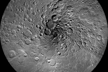 El polo norte de la Luna albergaría parches de hielo de agua, un insumo importante para eventuales misiones tripuladas al satélite natural de la Tierra