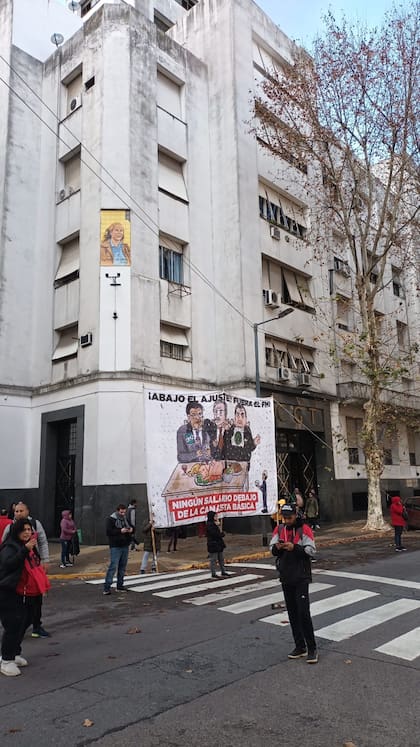 El Polo Obrero desafió a la CGT con una marcha en la puerta de la sede sindical; la izquierda acusa a los gremios peronistas de ser cómplices del ajuste del Gobierno