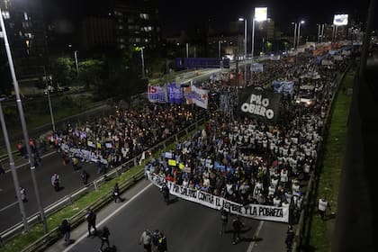 El Polo Obrero y agrupaciones de izquierda cortaron puente Pueyrredón en reclamo de trabajo y contra el ajuste