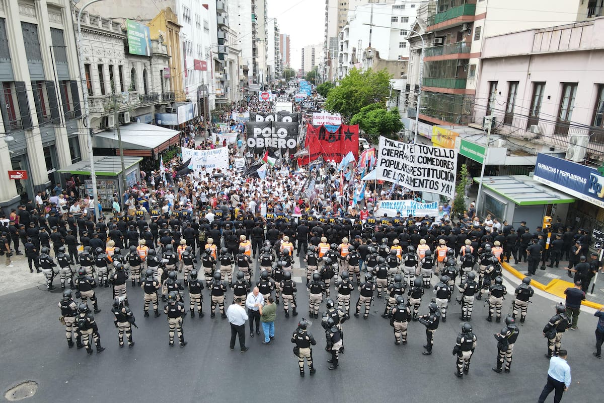 El Polo Obrero y otras organizaciones sociales, en un intento del corte del puente Pueyrredón