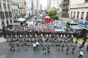 El Polo Obrero y otras organizaciones sociales, en un intento del corte del puente Pueyrredón