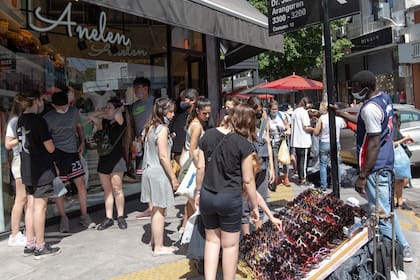 El polo textil de la calle Avellaneda tiene más de 30 años pero sigue vigente y con público renovado