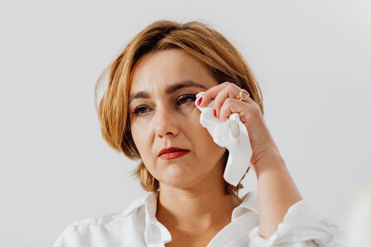 El polvo, las partículas suspendidas y otros contaminantes pueden entrar en contacto directo con la superficie ocular y generar picazón, ardor, lagrimeo o sensación de cuerpo extraño