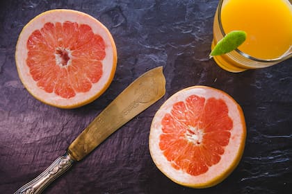 El pomelo actúa sobre ciertas enzimas hepáticas (Foto: Freepik)