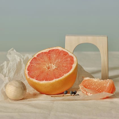 El pomelo es una fruta cítrica tropical conocida por su sabor dulce pero agrio