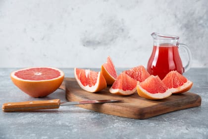 El pomelo también es un gran aliado para la piel por sus propiedades antibacterianas y por la presencia de estos antioxidantes que combaten los radicales libres y aumentan la producción de colágeno