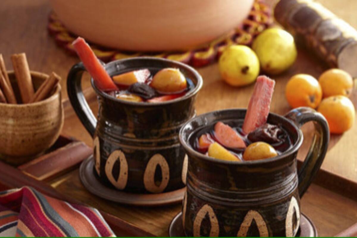 El ponche de frutas es una bebida típica durante la época navideña