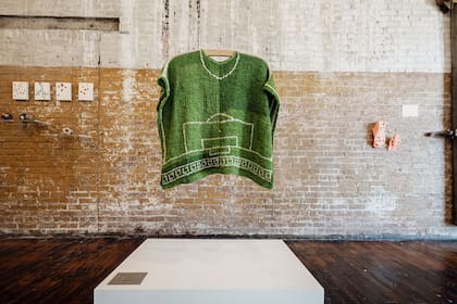 El poncho tejido por Lucrecia Lionti, exhibido en Nueva York